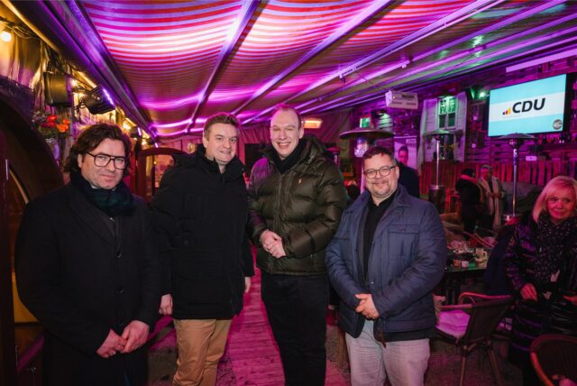 Präsentierten sich auf der Glühweinfete des CDU-Ortsverbandes Henrichenburg: Bürgermeisterkandidat Thomas Thiel, Bundestagskandidat Michael Breilmann sowie die lokalen Kommunalpolitiker Jonas Ehm und Kai Faber (v. l.).