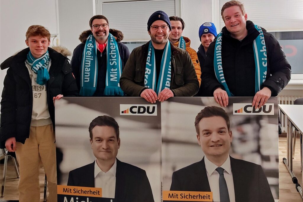 Der CDU-Vorstand und weitere Helfer sind seit Tagen im Stadtgebiet unterwegs. Die Plakate für die Bundestagswahl werden aufgehängt.