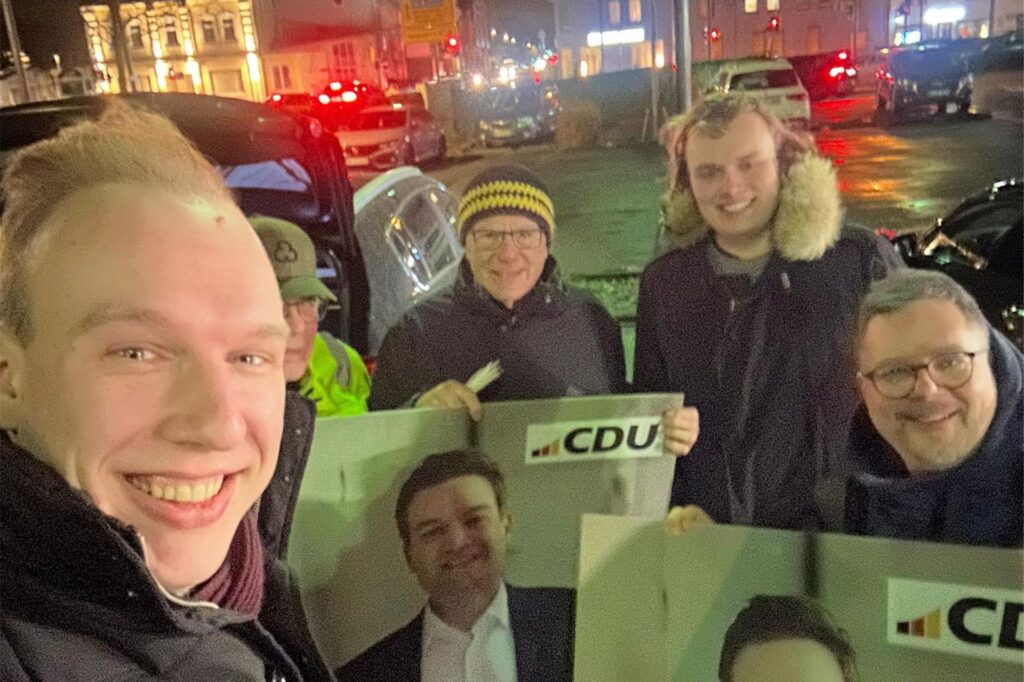 Der CDU-Vorstand und weitere Helfer sind seit Tagen im Stadtgebiet unterwegs. Die Plakate für die Bundestagswahl werden aufgehängt.