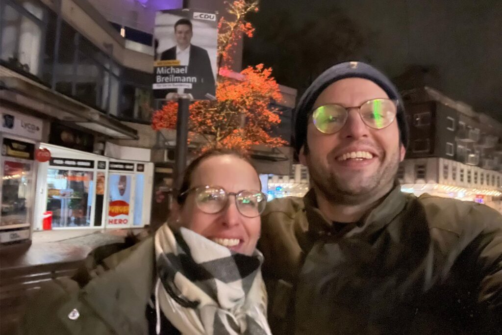 Der CDU-Vorstand und weitere Helfer sind seit Tagen im Stadtgebiet unterwegs. Die Plakate für die Bundestagswahl werden aufgehängt.