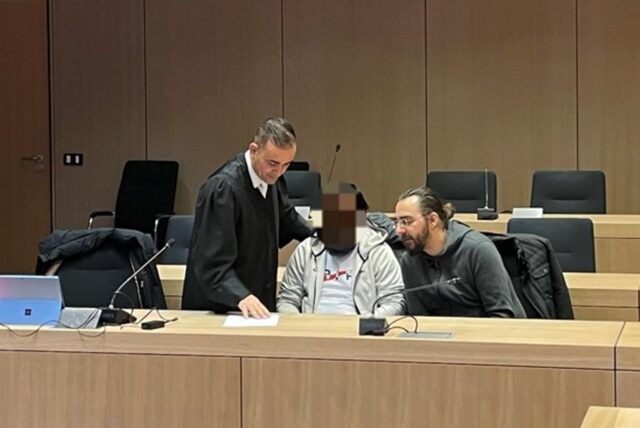 Der Angeklagte (Mitte) neben seinem Verteidiger Azzadine Karioh (links) und einem Dolmetscher kurz vor Prozessbeginn im Januar 2025 am Bochumer Schwurgericht.