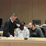Der Angeklagte (Mitte) neben seinem Verteidiger Azzadine Karioh (links) und einem Dolmetscher kurz vor Prozessbeginn im Januar 2025 am Bochumer Schwurgericht.