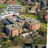 Links ein Luftbild des St. Elisabeth-Krankenhauses in Dorsten, rechts Chefarzt Dr. Wilhelm Gross-Weege.