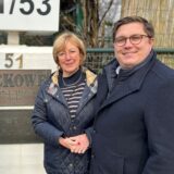 Michael Rohmann, Angelika Schürholz und Hans-Philipp Schürholz stehen vor dem Tor zur Deutschen Kokosweberei (DEKOWE) in Dorsten.