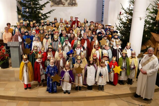 Große Gruppe Sternsinger in der St. Urbanus-Kirche