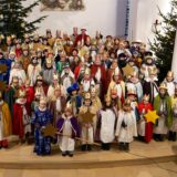 Große Gruppe Sternsinger in der St. Urbanus-Kirche