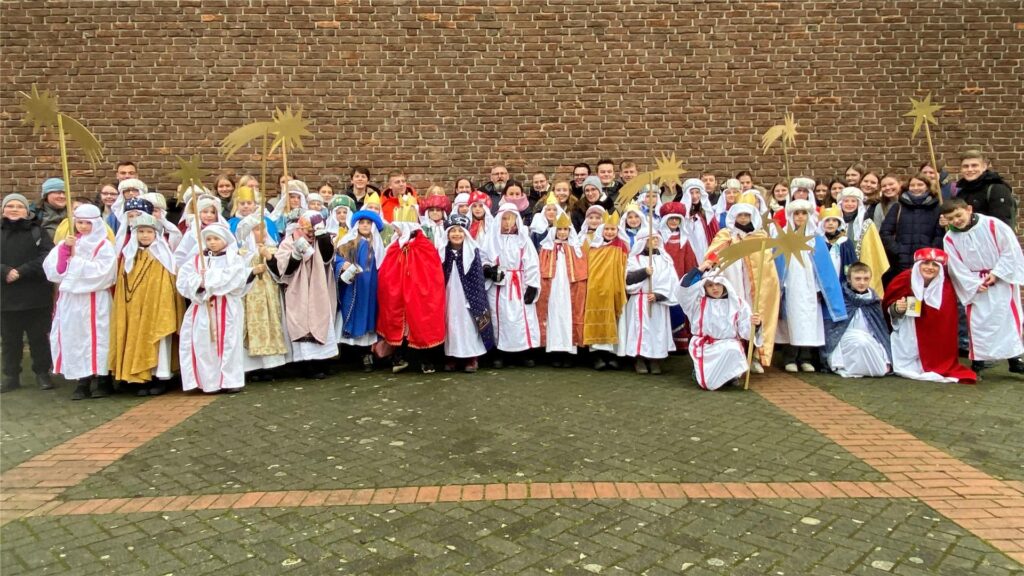 Sternsinger vor  der St. agatha-Kirche
