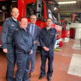 Die stellvertretenden Wehrführer Michael Wolters und Sandra Zollhofer mit Bürgermeister Carsten Wewers und Wehrchef Markus Poles in der Fahrzeughalle der Feuer- und Rettungswache.