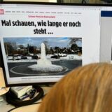 Auf einem Computerbildschirm sind Bilder und Artikel zu dem Schnee-Penis in Menden zu sehen.