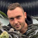 André Lattner vom Cannabis-Club Castrop-Rauxel freut sich über das gesunde und gute Wachstum der Hanf-Pflanzen unter klinischen Bedingungen. Bald soll die erste Ausgabe an die Mitglieder stattfinden.
