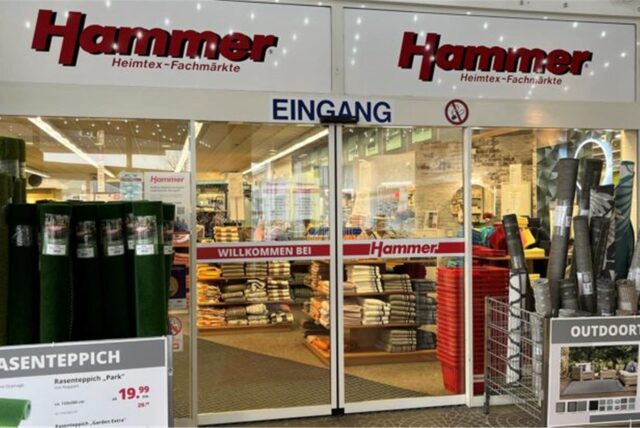 Eingangstür der Hammer-Filiale in Haltern