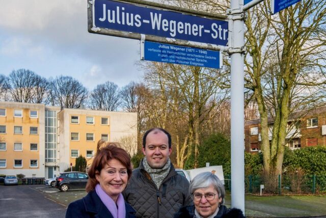 Der Vorstand der Marler Bürgerstiftung enthüllte eines von zwei neuen Legendenschildern in Polsum.