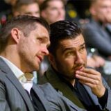 BVB-Sportdirektor Sebastian Kehl und Trainer Nuri Sahin besprechen sich.
