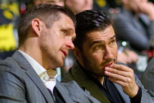 BVB-Sportdirektor Sebastian Kehl und Trainer Nuri Sahin besprechen sich.