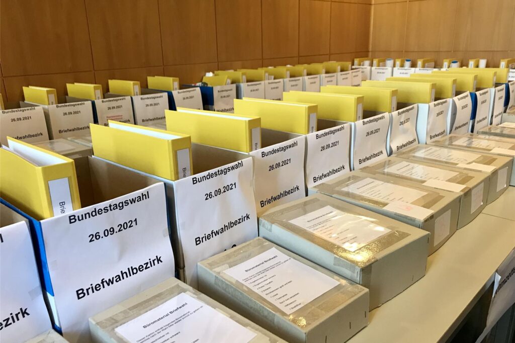 Breifwahlunterlagen im Wahlbüro im Rathaus Castrop-Rauxel.