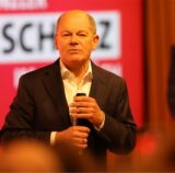 Links Bundeskanzler Olaf Scholz bei einer Parteiveranstaltung der SPD, rechs Ruhr-Nachrichten-Reporterin Leonie Freynhofer.