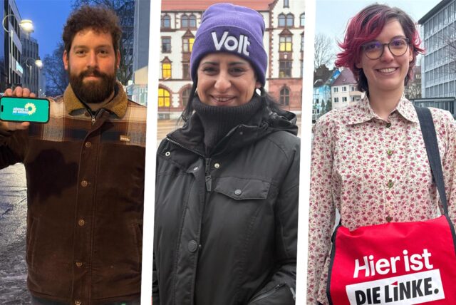 Drei Menschen lächeln in die Kamera und zeigen ein Logo ihrer Partei (auf dem Handy, auf der Mütze, auf der Tasche).