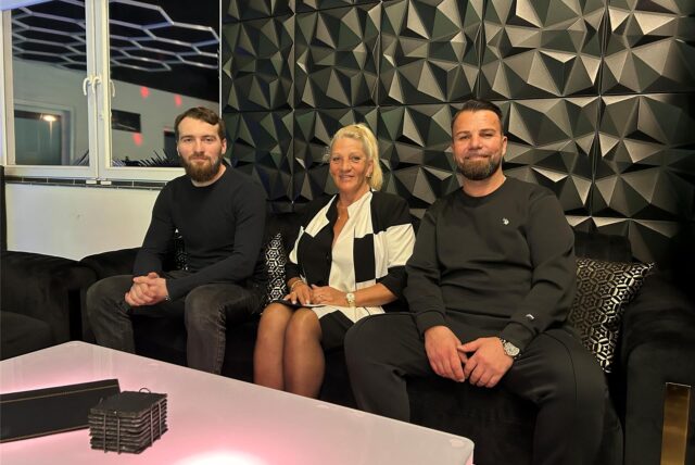 Andrey Matkovskiy, Michaela und Pierre Lorenz sitzen auf einer Couch in der Bar in Datteln-Ahsen.