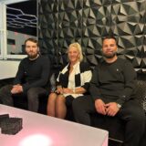 Andrey Matkovskiy, Michaela und Pierre Lorenz sitzen auf einer Couch in der Bar in Datteln-Ahsen.