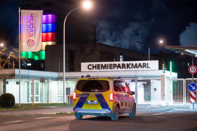 Ein Polizeiwagen parkt vor dem Tor zum Chemiepark Marl.
