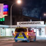 Ein Polizeiwagen parkt vor dem Tor zum Chemiepark Marl.