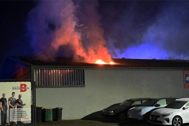 Flammen auf dem Dach der Lagerhalle