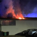 Flammen auf dem Dach der Lagerhalle