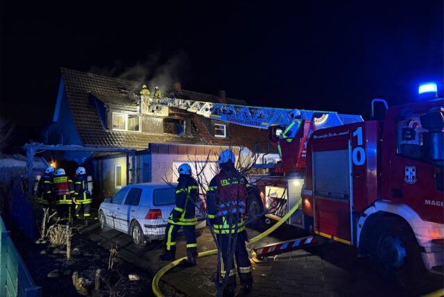 Feuerwehr löscht Wohnungsbrand