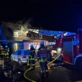 Feuerwehr löscht Wohnungsbrand