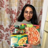 Eine Frau mit veganen Lebensmitteln.