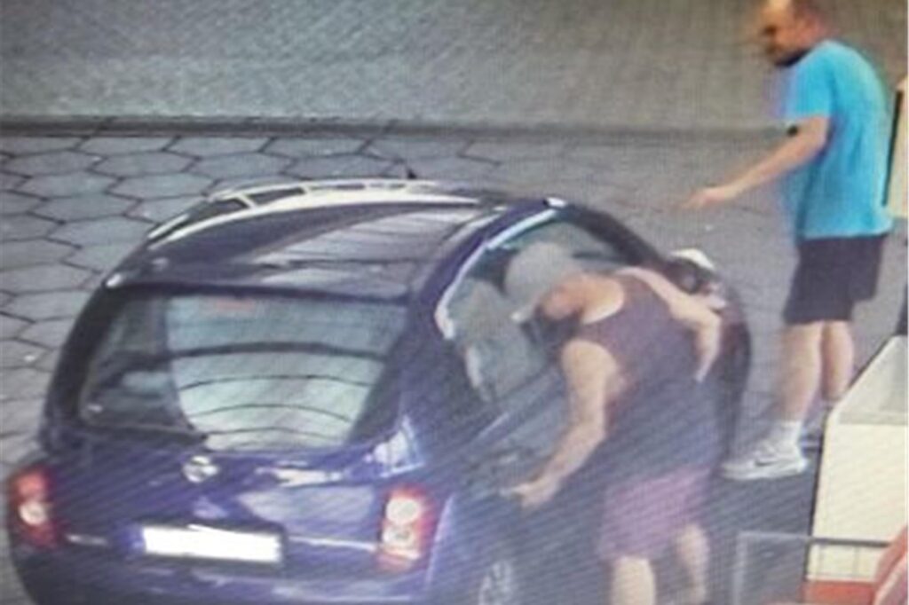 Zwei Männer an einem lilafarbenen Nissan Micra an der Tankstelle. Zwei Männer an einem lilafarbenen Nissan Micra an der Tankstelle.
