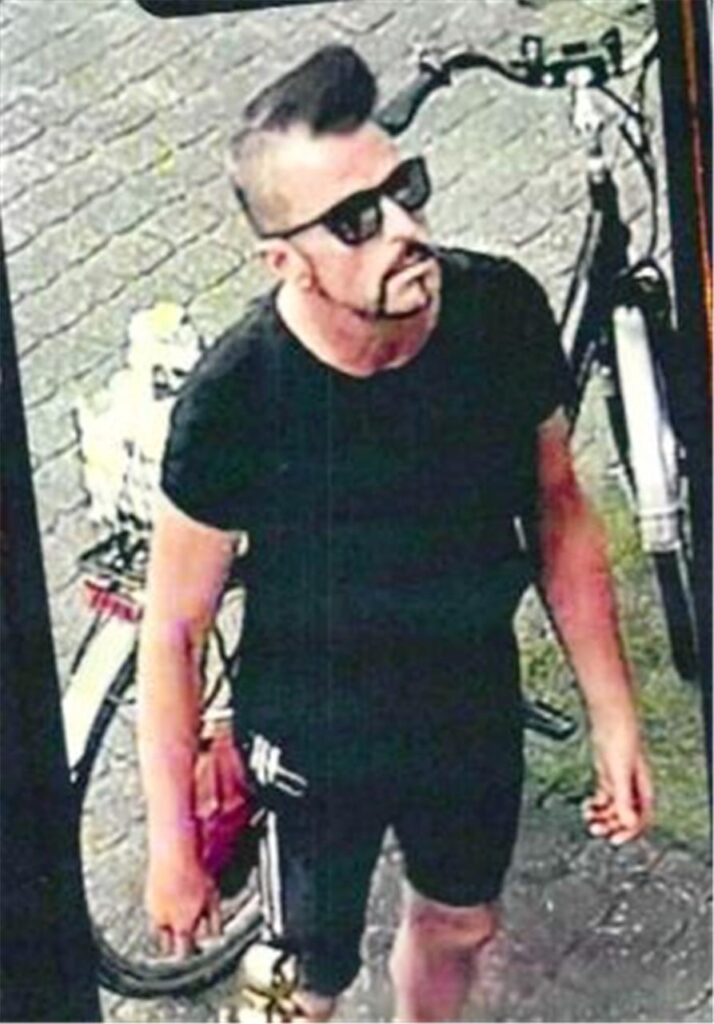 Gesuchter Mann mit Sporthose und Sonnenbrille Gesuchter Mann mit Sporthose und Sonnenbrille