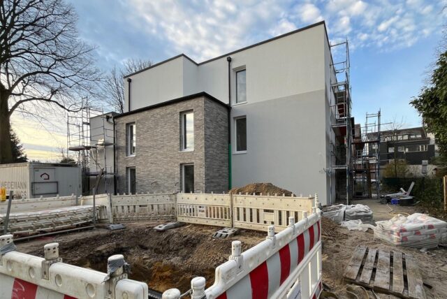 Blick auf eine fast fertig Fassade eines Mehrfamilienhauses am Dietrich-Bonhoeffer-Weg in Herten.