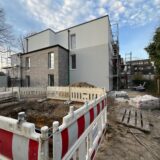 Blick auf eine fast fertig Fassade eines Mehrfamilienhauses am Dietrich-Bonhoeffer-Weg in Herten.