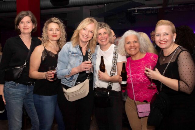 Frauen lächeln bei einer Old-Daddy-Party in Haltern am See 2025 in die Kamera
