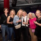 Frauen lächeln bei einer Old-Daddy-Party in Haltern am See 2025 in die Kamera