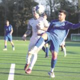 Justin Singh (r.) vom SV Hochlar 28