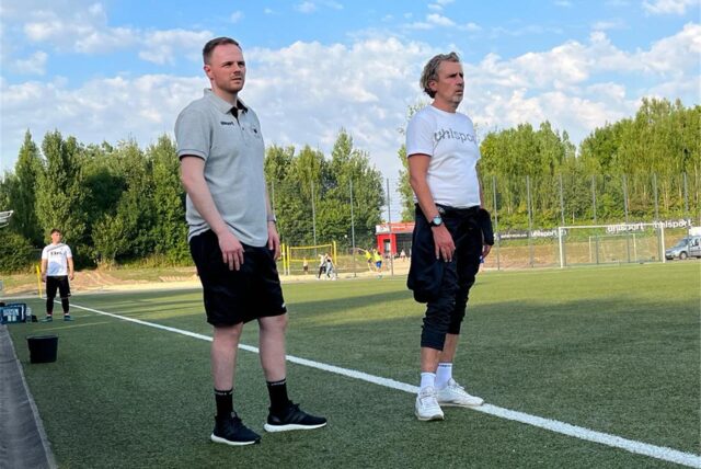 Olaf Senking (r.) und Janis Selzer (l.) sind Arbeitskollegen und das ehemalige Trainergespann bei Teutonia SuS Waltrop. Jetzt holt Senking einen Teutonia-Spieler zu seinem neuen Verein VfB Waltrop.