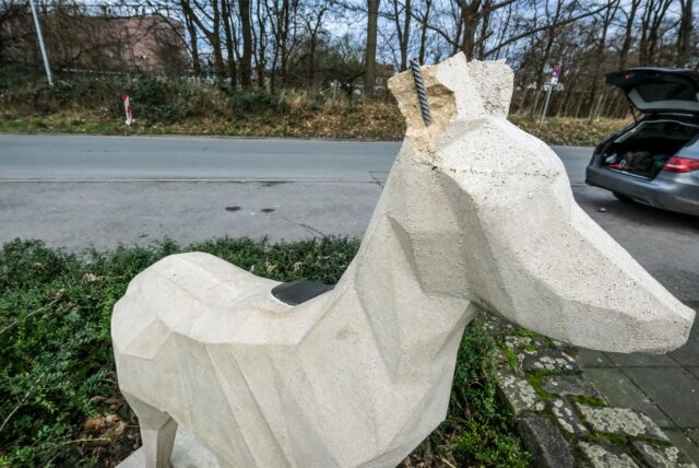 An einer Reh-Skulptur am Stadthafen in Recklinghausen fehlen die Ohren.