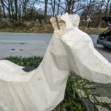 An einer Reh-Skulptur am Stadthafen in Recklinghausen fehlen die Ohren.