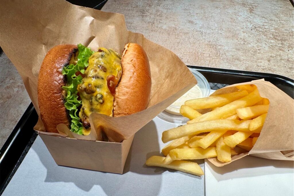 Burger und Pommes in Michael Dyllongs Restaurant Daichi - Burger & Ribs in Dortmund-Hombruch