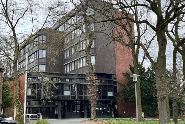 Das Amtsgericht Marl befindet sich in der Stadtmitte an der Adolf-Grimme-Straße.