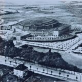Wo heute große Events stattfinden, litten zur Zeit des Nationalsozialismus Kriegsgefangene aus Europa an Unterernährung, Tuberkulose und Kälte.
