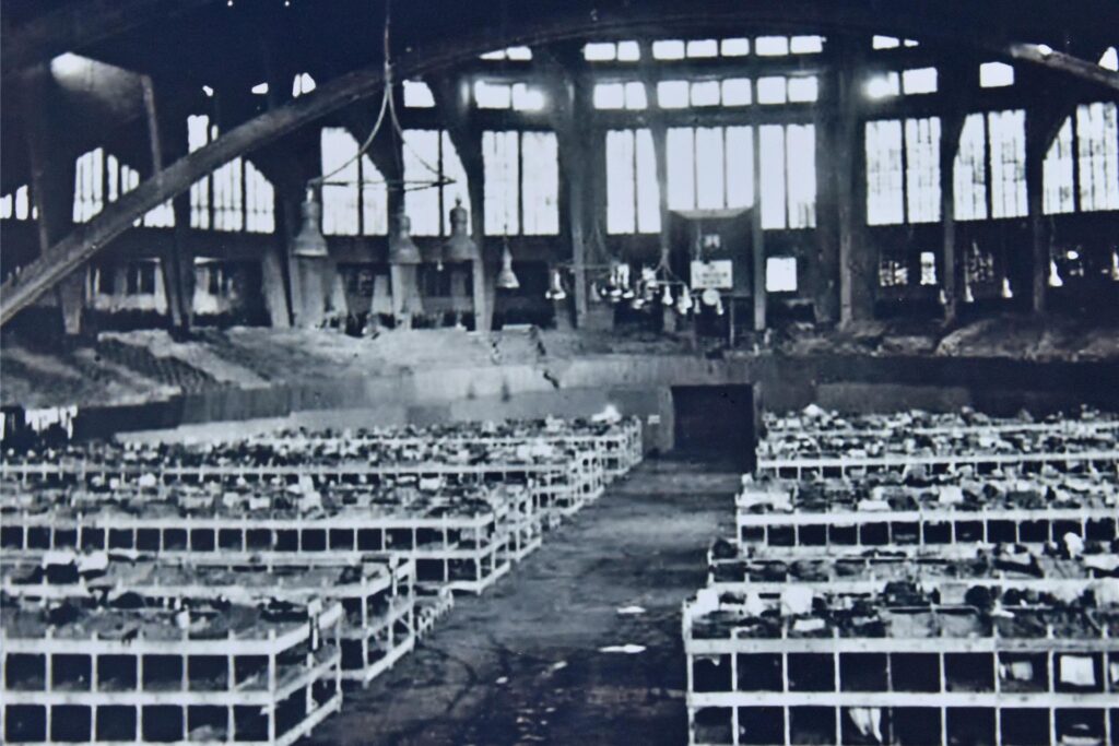 Die Aufnahme vom 15.11.1940 zeigt die Stockbetten, die in der Westfalenhalle aufgebaut wurden. Die Aufnahme vom 15.11.1940 zeigt die Stockbetten, die in der Westfalenhalle aufgebaut wurden.