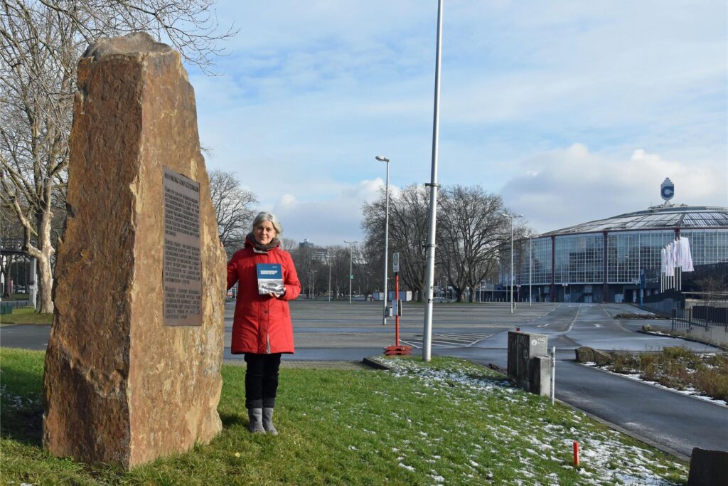 Die Dortmunder Historikerin Regina Mentner forschte 18 Jahre in ihrer Freizeit zum Kriegsgefangenenlager der Westfalenhalle. Die Dortmunder Historikerin Regina Mentner forschte 18 Jahre in ihrer Freizeit zum Kriegsgefangenenlager der Westfalenhalle.