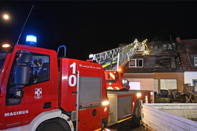 Bei einem Wohnungsbrand an der Ellerbruchstraße in Dorsten setzte die Feuerwehr eine Drehleiter ein.