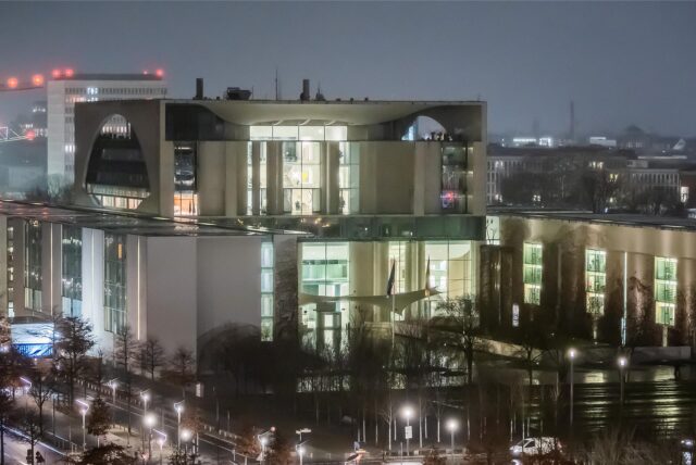 Das Bundeskanzleramt ist am frühen Morgen vom Reichstagsgebäude aus zu sehen.