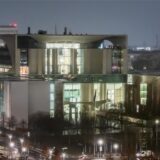 Das Bundeskanzleramt ist am frühen Morgen vom Reichstagsgebäude aus zu sehen.