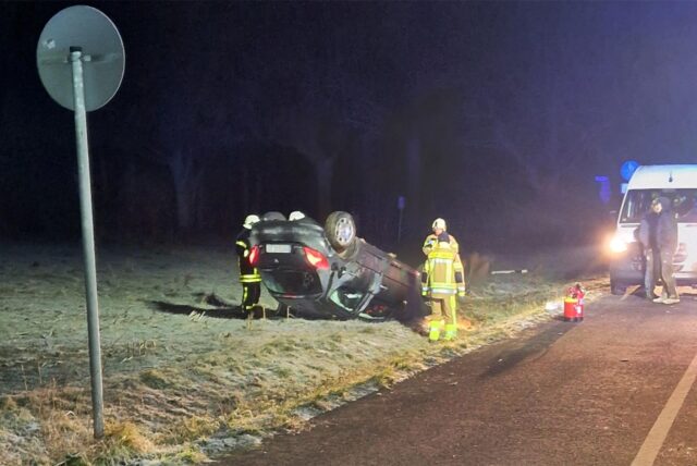 Auto liegt auf dem Dach auf einem Feld
