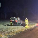 Auto liegt auf dem Dach auf einem Feld